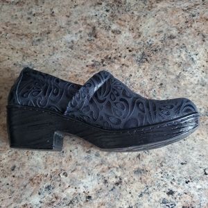 New stylish Bocs womens shoes Great For Medical Staff